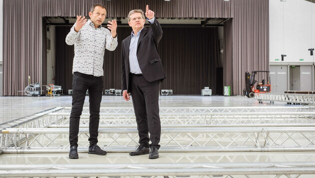 Christian Deutsch (r.) ließ sich von Helmut Schmidt vom Design Center die Vorzüge der Location in Linz zeigen. (Bild: Einöder Horst)