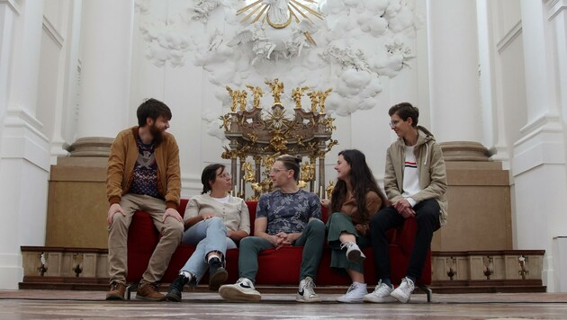 Paridam, Klara, Richard, Fiona und Jakob (v. l.) arbeiten in der Katholischen Kirche. (Bild: Tröster Andreas)