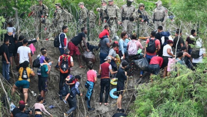 Menschen durchqueren am 11. Mai den Rio Grande, um die USA einzureisen. (Bild: AFP)