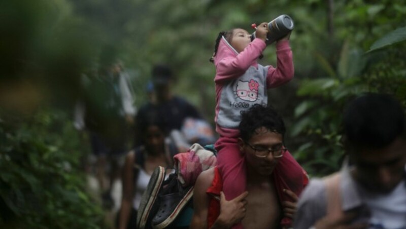 Viele Kinder sind auf der Flucht (Bild: AP)