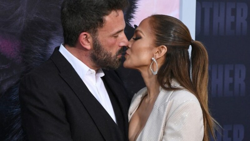 Jennifer Lopez und Ben Affleck küssen sich ... (Bild: APA/Getty Images via AFP/GETTY IMAGES/Jon Kopaloff)