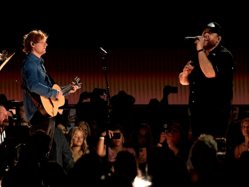 Mega-Star Ed Sheeran und Luke Combs performen hier gerade gemeinsam „Life Gpoes On“. (Bild: APA/AFP/SUZANNE CORDEIRO)