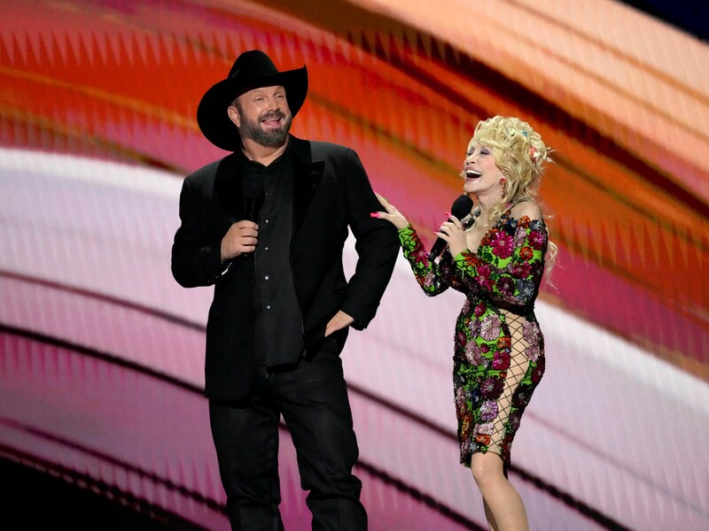 GAstgeber Garth Brooks und Dolly Parton auf der Bühne. (Bild: Associated Press)