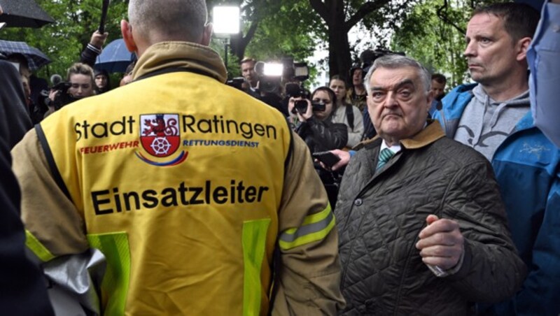 Der Innenminister von Nordrhein-Westfalen, Herbert Reul, am Schauplatz in Ratingen (Bild: APA/dpa)