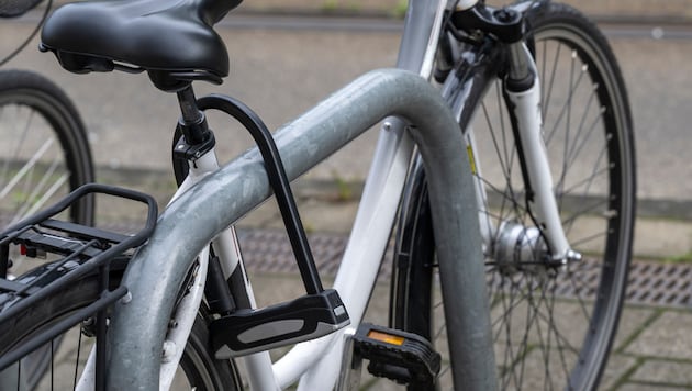 So sperrt man ein Fahrrad richtig ab:  mit einem hochwertigen Bügelschloss. (Bild: RONALD RAMPSCH - stock.adobe.com)