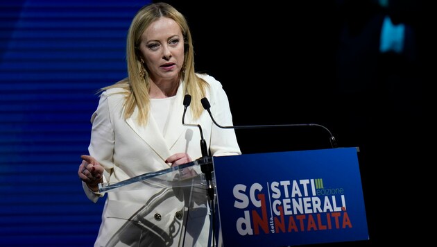 Die italienische Premierministerin Giorgia Meloni bei ihrer Rede zum Thema Demografie in Rom (Bild: The Associated Press)