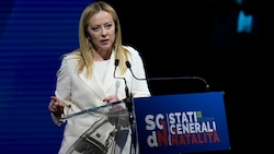 Die italienische Premierministerin Giorgia Meloni bei ihrer Rede zum Thema Demografie in Rom (Bild: The Associated Press)