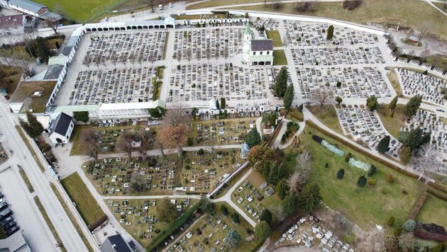 Die Pläne für den Bau von sozialen Wohnungen auf der Friedhofserweiterungsfläche (am Bild r. u.) sorgen in der Gmundner Politik für Stunk. (Bild: ZVG)