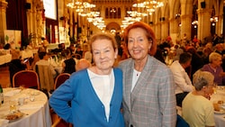 Verdiente Wertschätzung: Inge und Margit sind zwei von 740 ehrenamtlichen Lesepatinnen und -paten in Wien. (Bild: Klemens Groh)