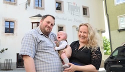 Die „Tiroler Krone“ besuchte Katja und Marcel Gärtner. Ob der kleine Oliver auch Wirt wird, bleibt abzuwarten. (Bild: Birbaumer Christof)