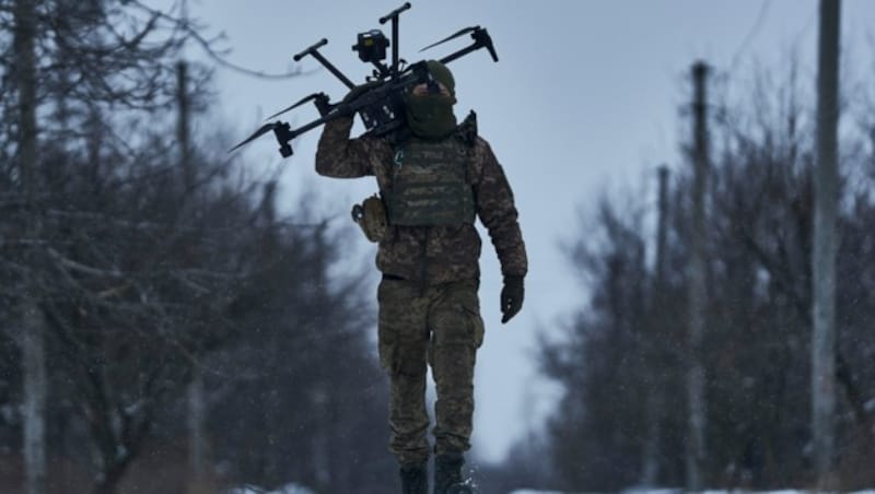 Ein ukrainischer Soldat trägt eine Drohne zum Start. (Bild: AP)