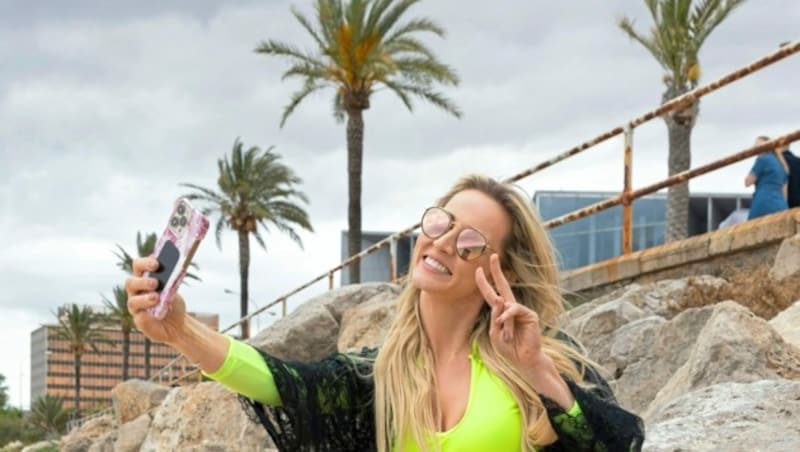 Selfie mit Grüßen von Mallorca für ihre Fans: Melissa Naschenweng im Einsatz für ihre Follower (Bild: Scharinger/Hatheuer)