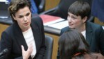 SPÖ-Chefin Pamela Rendi-Wagner (links) und die Grüne Klubchefin Siegrid Maurer (Bild: APA/ROBERT JAEGER)