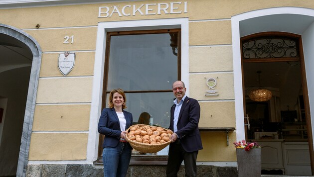 Barbara Schmidl und der Spitzer Bürgermeister Andreas Nunzer. (Bild: Attila Molnar)