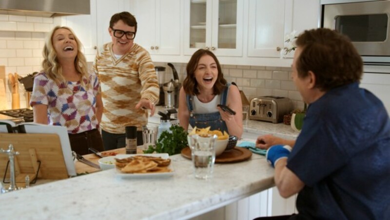 Michael J. Fox mit seiner Familie in der Küche. (Bild: AP)