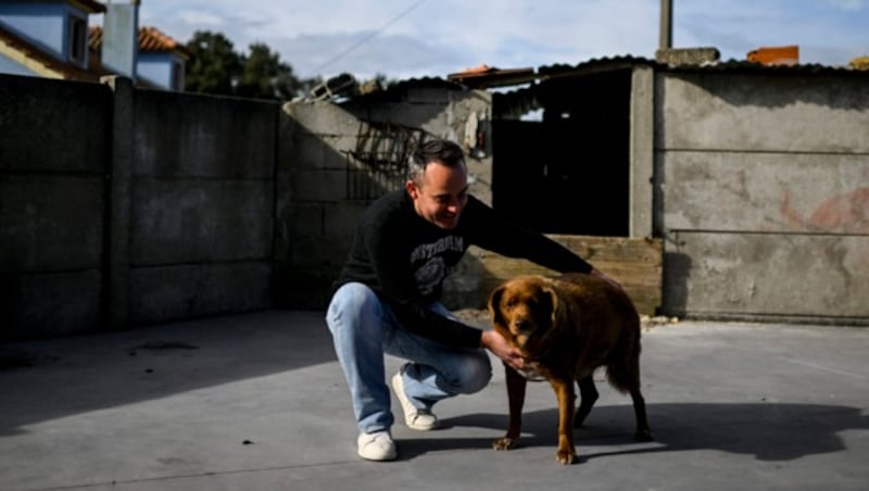 Herrchen Leonel Costa mit seinem „Bobi“ (Bild: AFP )