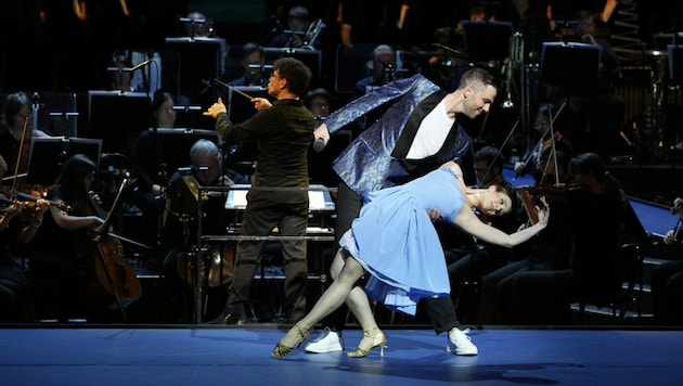 Joel Parnis, Celina dos Santos, Mitglieder des Musicalensembles (Bild: Reinhard Winkler)