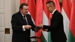 Der belarussische Außenminister Sergej Aleinik (li.) und sein ungarischer Amtskollege Peter Szijjarto unterzeichneten Mitte April in Budapest ein Dokument über die ungarisch-belarussische wirtschaftliche Zusammenarbeit. (Bild: AFP)