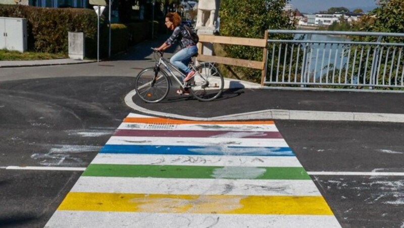 Unbekannte beschmierten bereits zweimal den bunten Zebrastreifen in Hallein. (Bild: Tschepp Markus)