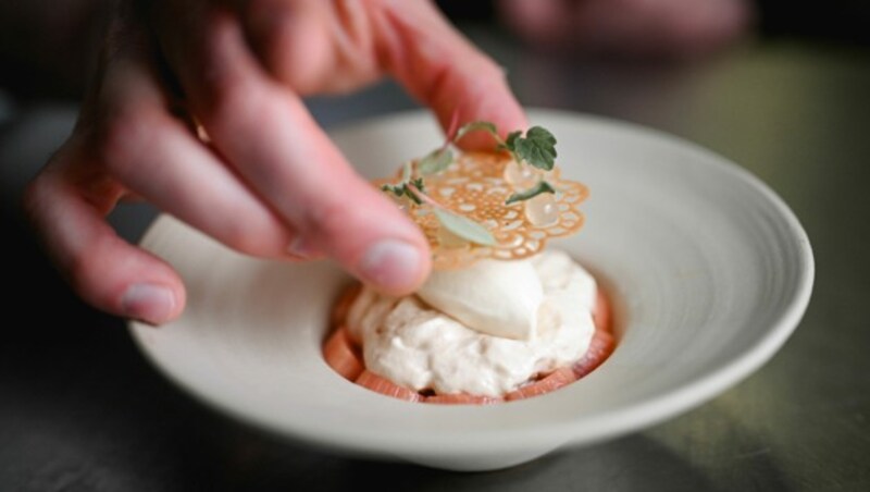 An diesem Dessert mit Rhabarber, Mandelnougat und Koji-Eis tüftelte Kienbauer mit seinem Team etwa einen Monat lang. (Bild: Markus Wenzel)