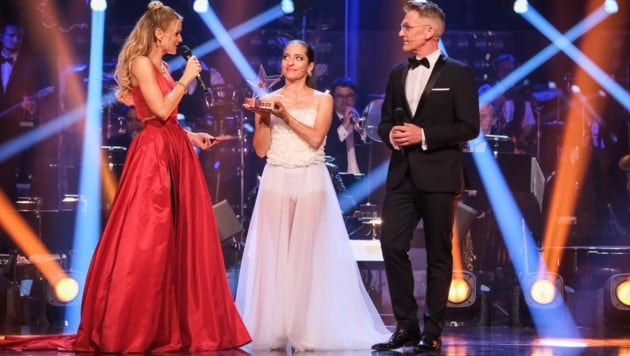 Caroline Athanasiadis mit dem „Dancing Stars“-Pokal 2023 (Bild: ORF)