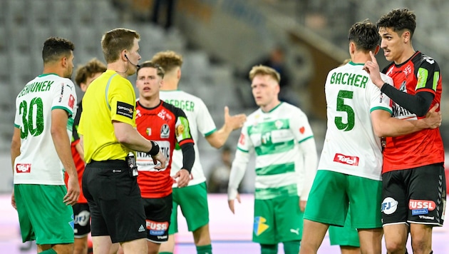 Ärger bei den Riedern in der Nachspielzeit: Das vermeintliche Siegestor von Tin Plavotic wurde vom VAR und Schiedsrichter Markus Hameter zurückgenommen. (Bild: GEPA pictures)