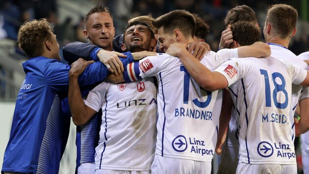 Jubel beim FC Blau-Weiß Linz! Die Oberösterreicher gewinnen das Gipfeltreffen beim SKN St. Pölten mit 2:0 und übernehmen die Tabellenführung in der 2. Liga. (Bild: GEPA pictures)