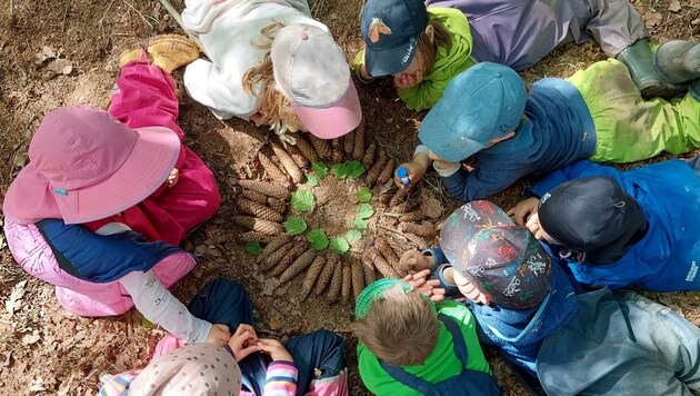 Egal, ob Holz sammeln oder mit Matsch malen: In der Natur werden die Kinder mit einfachsten Materialien kreativ. (Bild: Waldkindergarten)