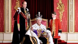 Der Buckingham-Palast hat am Samstag ein Bild von Charles III. veröffentlicht, das ihn mit seinen beiden Thronerben Prinz William (links) und Prinz George zeigt. (Bild: AFP/Buckingham Palace/Hugo Burnand)