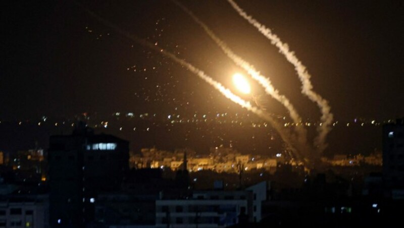 Auch am Samstag wurden erneut Raketen aus dem Gazastreifen in Richtung Israel abgefeuert. (Bild: AFP/Mahmud Hams)