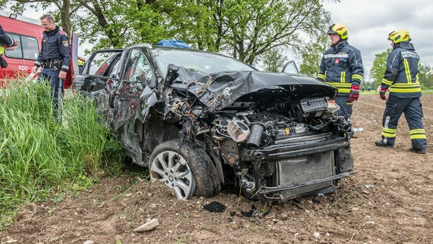 Wieso der Mann mit seinem Auto von der Fahrbahn abgekommen war, ist noch nicht geklärt. (Bild: APA/BFKDO AMSTETTEN/STEINBACH)