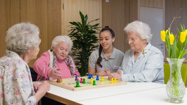 Pflege-Idylle - oft bleibt Pflegekräften aber keine Zeit für Teilnahme an Freizeitbeschäftigungen der Senioren. (Bild: Heinrich Spöttl)