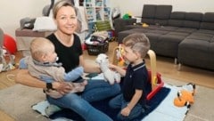 Sonja Michalitsch mit ihren Pflegesöhnen Emanuel und Elias. (Bild: Judt Reinhard)