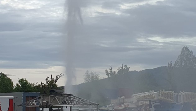 Nach über 20 Minuten konnte die Feuerwher das Wasser erfolgreich wieder abdrehen. (Bild: „Krone“-Leserreporter)