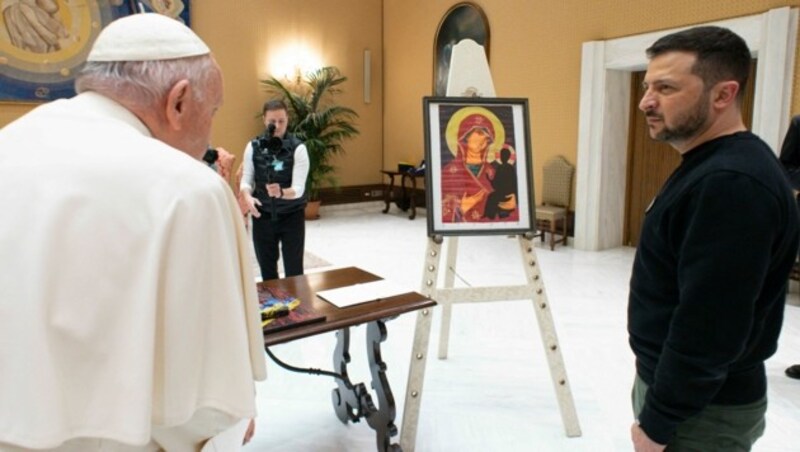 Selenskyj schenkte dem Pontifex eine Ikone der Muttergottes. (Bild: AFP)