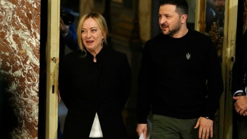 Sehr amikal lief das Treffen mit Regierungschefin Giorgia Meloni, sie bezeichnete Selenskyj als „Freund“. (Bild: AP)