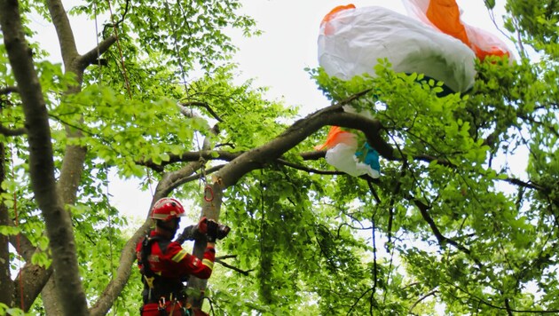 Die Höhenrettergruppe der Feuerwehr befreite den hilflosen Mann. (Bild: laumat.at/Gabriel Prammer)