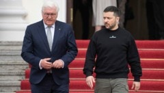 Bei seinem Besuch in Berlin ist der ukrainische Präsident Wolodymyr Selenskyj am Sonntagmorgen von seinem deutschen Amtskollegen Frank-Walter Steinmeier empfangen worden. (Bild: AFP/Pool/Christophe Gateau)