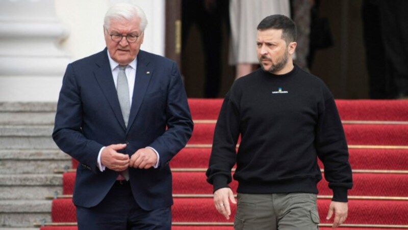 Bei seinem Besuch in Berlin ist der ukrainische Präsident Wolodymyr Selenskyj am Sonntagmorgen von seinem deutschen Amtskollegen Frank-Walter Steinmeier empfangen worden. (Bild: AFP/Pool/Christophe Gateau)