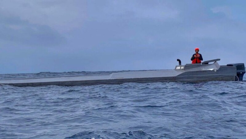 Die kolumbianische Marine hat laut eigenen Angaben im Pazifischen Ozean das größte Drogen-U-Boot in der Geschichte des Landes abgefangen. (Bild: AFP/Colombian Army)