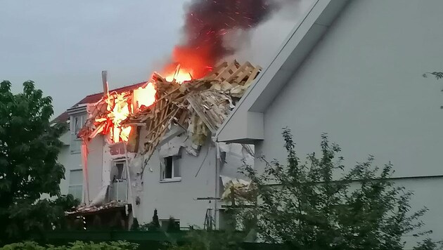 Bei einer Gasexplosion in einem Wohnhaus mit anschließendem Brand ist in einem Dorf im Westen der Slowakei ein Mann gestorben. (Bild: facebook.com/Biely Kostol)