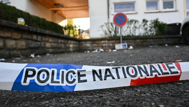 Eine Polizeiabsperrung vor dem Haus, vor dem am Samstag ein Mann durch Schüsse fünf Menschen verletzt hat. (Bild: AFP/Sebastien Bozon)