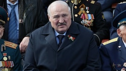 Am Dienstag sprach der weißrussische Machthaber Alexander Lukaschenko in Minsk bei einer Auszeichnungszeremonie für hochrangige Militärs. (Bild: AFP)