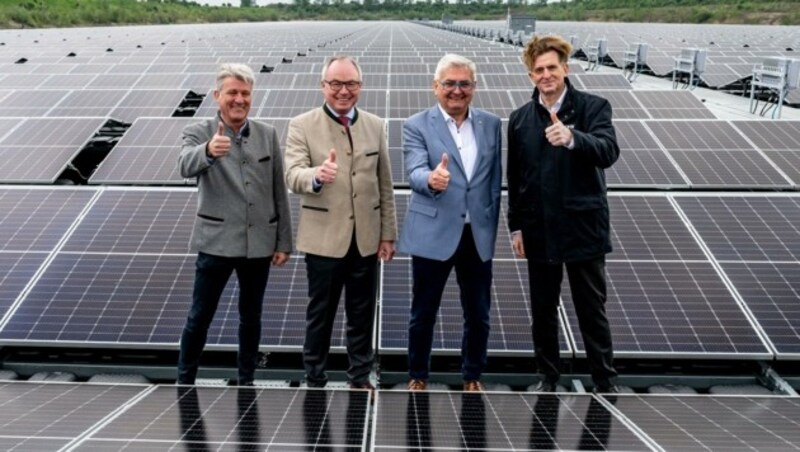 Ökopioniere Johann Janker (ECO-Wind), Stephan Pernkopf, Ortschef Alfred Riedl und EVN-Chef Franz Mittermayer. (Bild: Imre Antal)