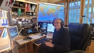 Buena conexión con el resto del mundo: el radioaficionado profesional Manfred Fass en su sala de transmisión.  (Imagen: Andi Leisser)