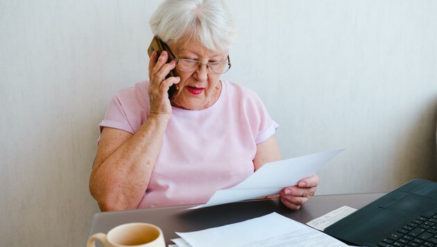 Wer online bucht, zahlt weniger? Das kann Diskriminierung gegenüber jenen Menschen sein, die auf Telefon oder Papier angewiesen sind. (Bild: BABENKO VLADYSLAV E.)