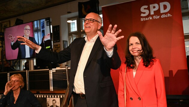 Bürgermeister Andreas Bovenschulte feierte in Bremen den Wahlsieg mit den SPD-Anhängern. (Bild: AFP)