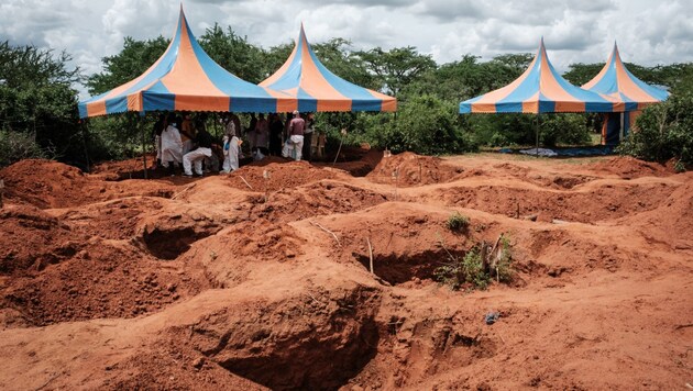 Am Samstag waren nach Angaben der regionalen Behördenchefin 22 weitere Opfer exhumiert worden. (Bild: AFP)