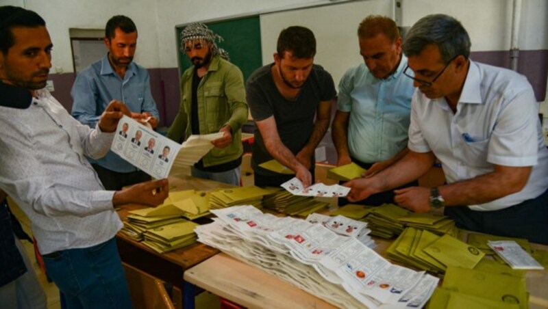 Auszählung von Stimmzetteln in Diyarbakir im Südosten der Türkei (Bild: APA/AFP/Ilyas AKENGIN)