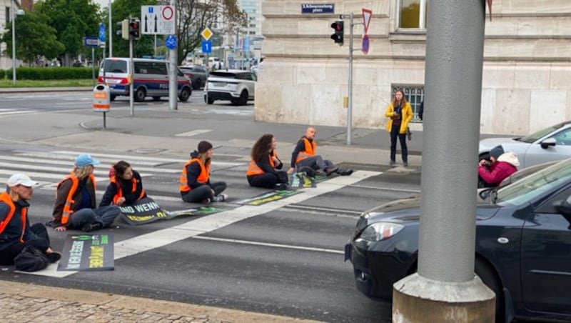 Kurz vor 8 Uhr legten die Klimakleber bereits den Verkehr beim Schwarzenbergplatz lahm. (Bild: Letzte Generation AT, Krone KREATIV)